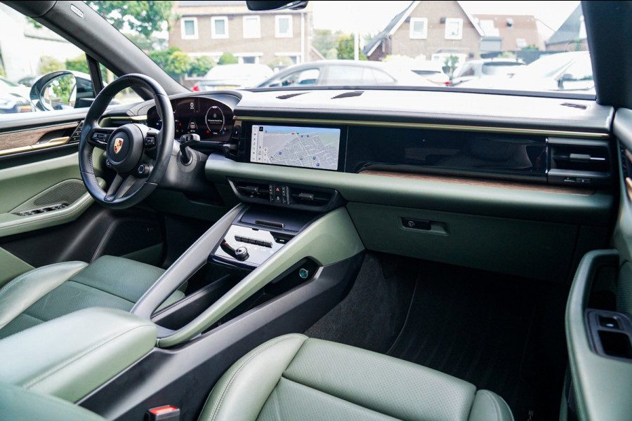 Porsche Macan 100 kWh | Camera | Panorama Dak | Groen Leder Interieur | Luchtvering | Stuurwielverwarming