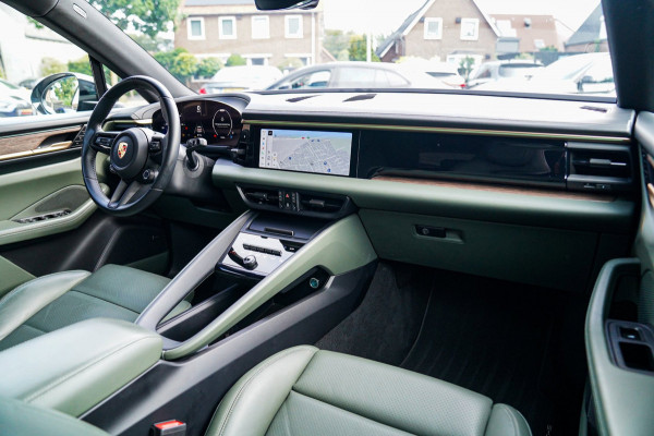 Porsche Macan 100 kWh | Camera | Panorama Dak | Groen Leder Interieur | Luchtvering | Stuurwielverwarming