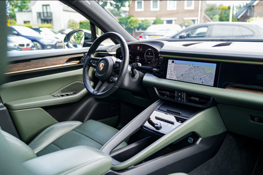 Porsche Macan 100 kWh | Camera | Panorama Dak | Groen Leder Interieur | Luchtvering | Stuurwielverwarming