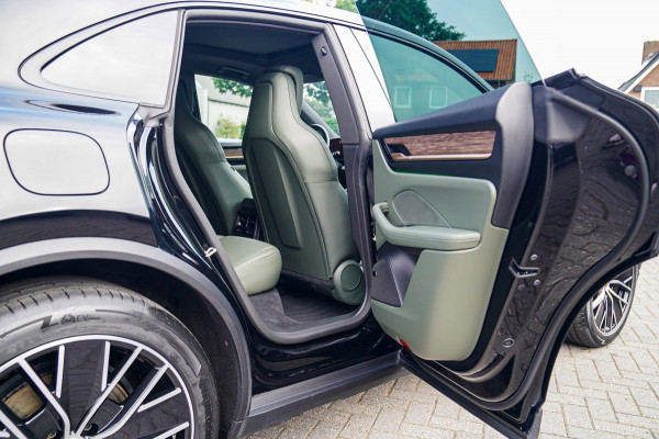 Porsche Macan 100 kWh | Camera | Panorama Dak | Groen Leder Interieur | Luchtvering | Stuurwielverwarming