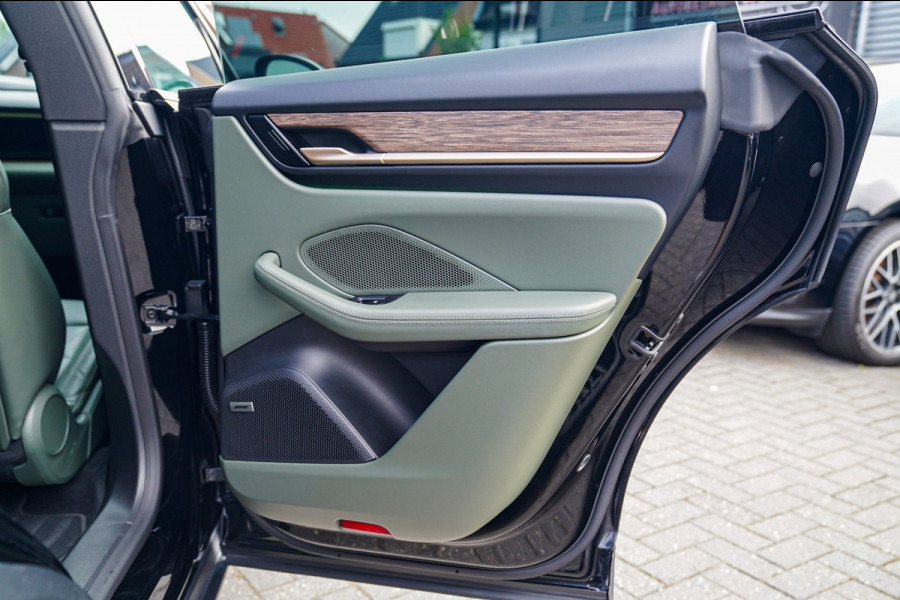 Porsche Macan 100 kWh | Camera | Panorama Dak | Groen Leder Interieur | Luchtvering | Stuurwielverwarming
