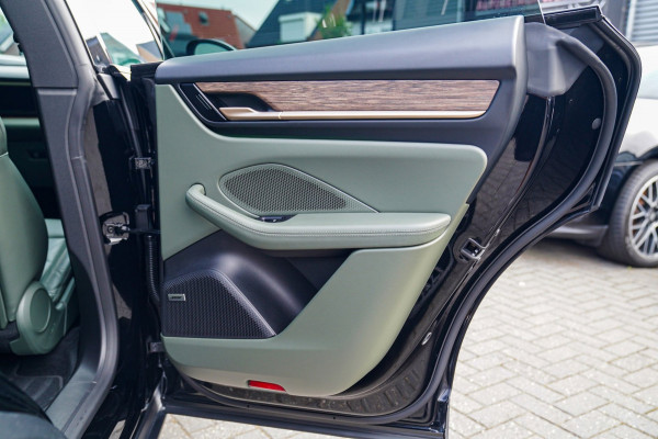 Porsche Macan 100 kWh | Camera | Panorama Dak | Groen Leder Interieur | Luchtvering | Stuurwielverwarming