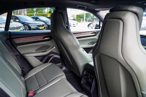 Porsche Macan 100 kWh | Camera | Panorama Dak | Groen Leder Interieur | Luchtvering | Stuurwielverwarming