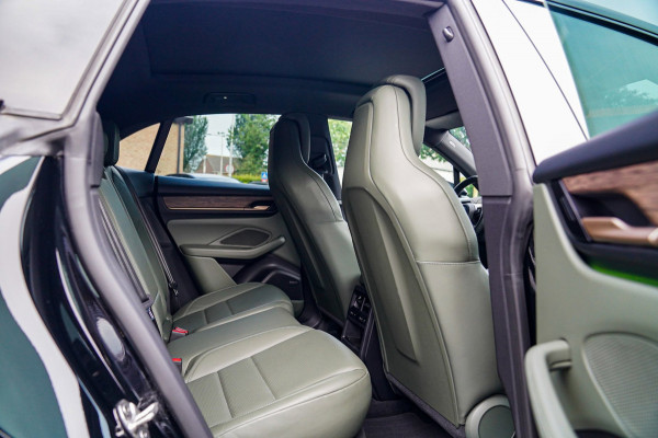 Porsche Macan 100 kWh | Camera | Panorama Dak | Groen Leder Interieur | Luchtvering | Stuurwielverwarming