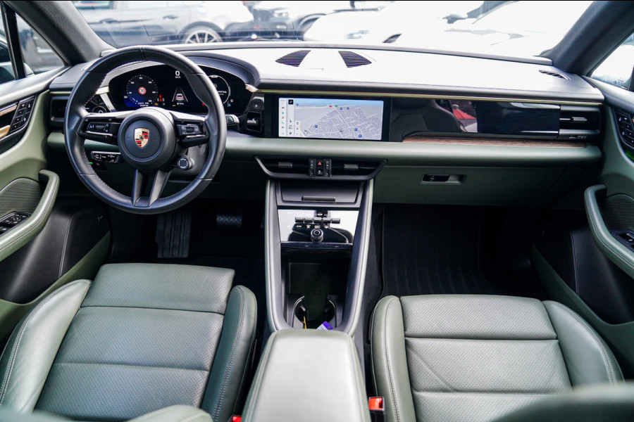 Porsche Macan 100 kWh | Camera | Panorama Dak | Groen Leder Interieur | Luchtvering | Stuurwielverwarming