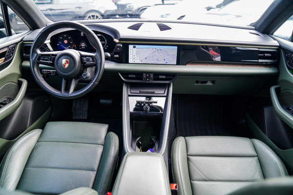Porsche Macan 100 kWh | Camera | Panorama Dak | Groen Leder Interieur | Luchtvering | Stuurwielverwarming