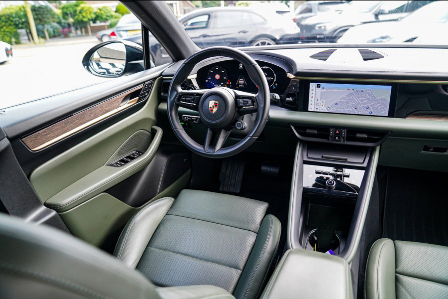 Porsche Macan 100 kWh | Camera | Panorama Dak | Groen Leder Interieur | Luchtvering | Stuurwielverwarming