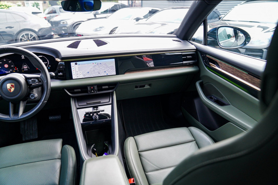 Porsche Macan 100 kWh | Camera | Panorama Dak | Groen Leder Interieur | Luchtvering | Stuurwielverwarming