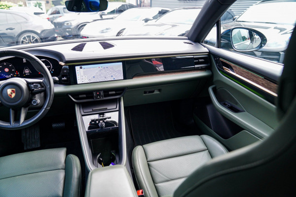 Porsche Macan 100 kWh | Camera | Panorama Dak | Groen Leder Interieur | Luchtvering | Stuurwielverwarming