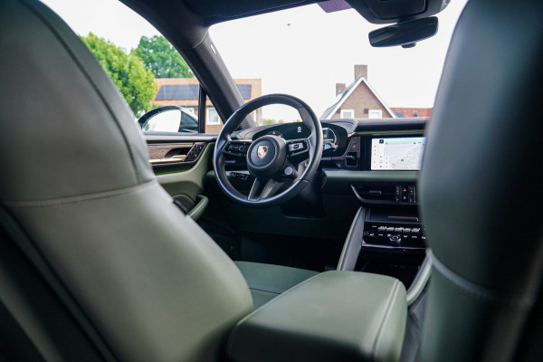 Porsche Macan 100 kWh | Camera | Panorama Dak | Groen Leder Interieur | Luchtvering | Stuurwielverwarming
