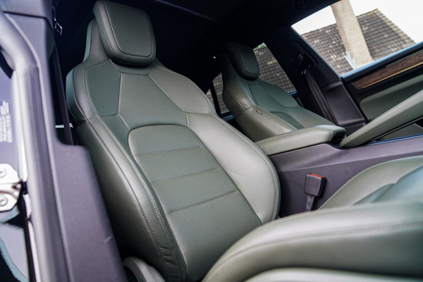 Porsche Macan 100 kWh | Camera | Panorama Dak | Groen Leder Interieur | Luchtvering | Stuurwielverwarming
