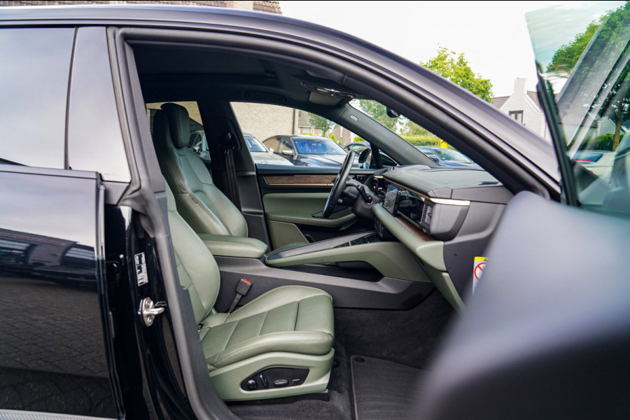 Porsche Macan 100 kWh | Camera | Panorama Dak | Groen Leder Interieur | Luchtvering | Stuurwielverwarming