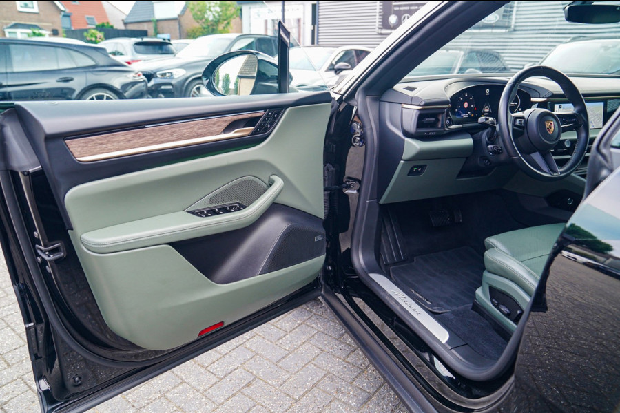 Porsche Macan 100 kWh | Camera | Panorama Dak | Groen Leder Interieur | Luchtvering | Stuurwielverwarming