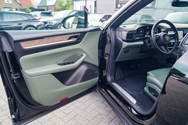 Porsche Macan 100 kWh | Camera | Panorama Dak | Groen Leder Interieur | Luchtvering | Stuurwielverwarming
