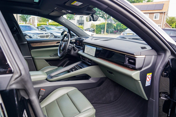 Porsche Macan 100 kWh | Camera | Panorama Dak | Groen Leder Interieur | Luchtvering | Stuurwielverwarming