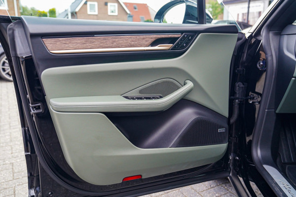 Porsche Macan 100 kWh | Camera | Panorama Dak | Groen Leder Interieur | Luchtvering | Stuurwielverwarming