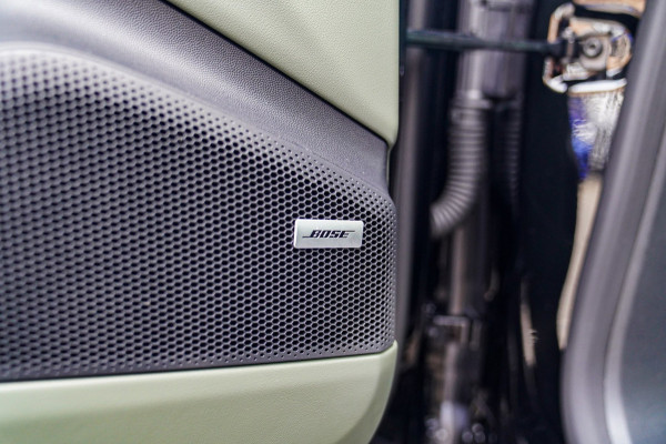 Porsche Macan 100 kWh | Camera | Panorama Dak | Groen Leder Interieur | Luchtvering | Stuurwielverwarming