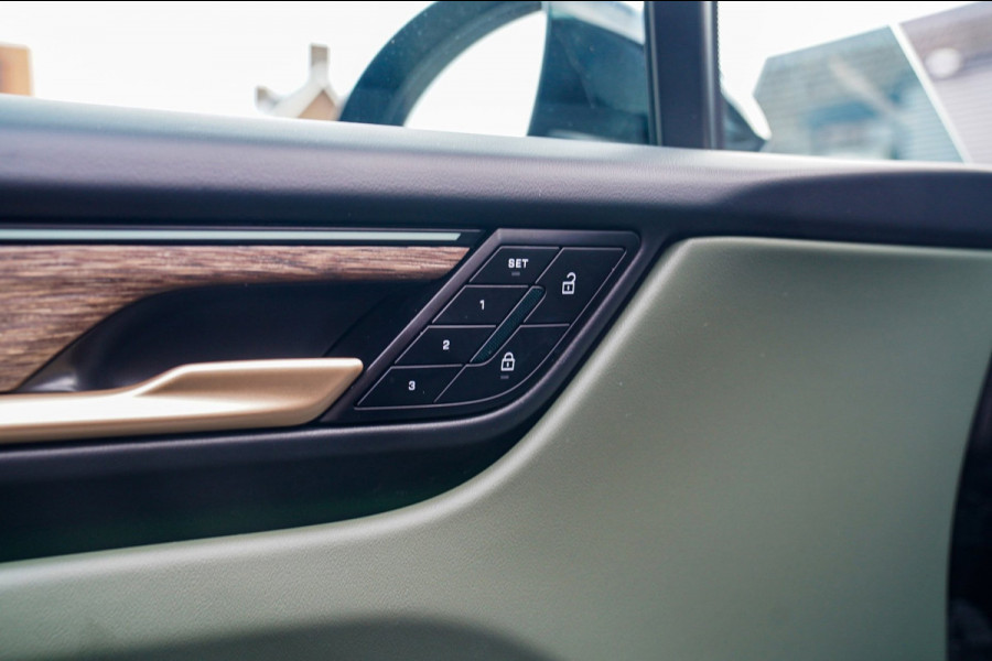 Porsche Macan 100 kWh | Camera | Panorama Dak | Groen Leder Interieur | Luchtvering | Stuurwielverwarming