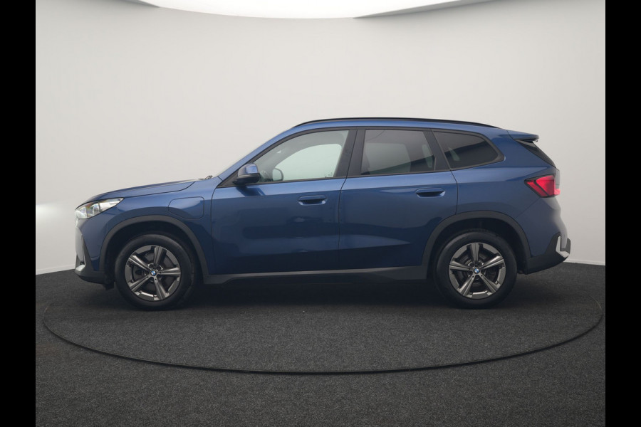 BMW X1 xDrive25e Sportline PHEV 245pk Dealer O.H. | Trekhaak Af Fabriek | Adaptive Cruise | Camera | Harman / Kardon | Lederen Sportstoelen Massage & Memory | Sfeerverlichting | Keyless | Blis | Stoelen & Stuur Verwarmd | Apple Carplay | Plug In Hybrid |