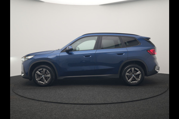 BMW X1 xDrive25e Sportline PHEV 245pk Dealer O.H. | Trekhaak Af Fabriek | Adaptive Cruise | Camera | Harman / Kardon | Lederen Sportstoelen Massage & Memory | Sfeerverlichting | Keyless | Blis | Stoelen & Stuur Verwarmd | Apple Carplay | Plug In Hybrid |