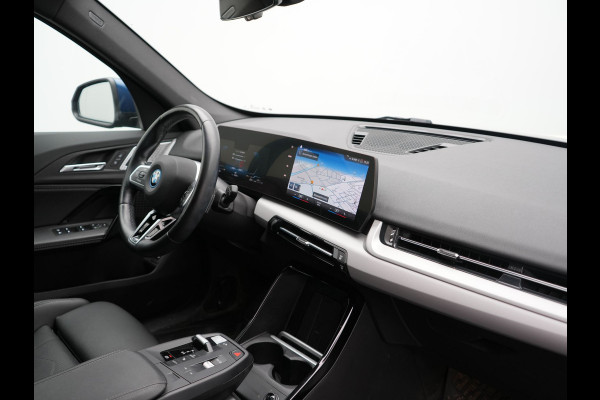 BMW X1 xDrive25e Sportline PHEV 245pk Dealer O.H. | Trekhaak Af Fabriek | Adaptive Cruise | Camera | Harman / Kardon | Lederen Sportstoelen Massage & Memory | Sfeerverlichting | Keyless | Blis | Stoelen & Stuur Verwarmd | Apple Carplay | Plug In Hybrid |