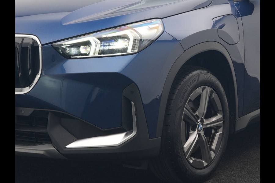 BMW X1 xDrive25e Sportline PHEV 245pk Dealer O.H. | Trekhaak Af Fabriek | Adaptive Cruise | Camera | Harman / Kardon | Lederen Sportstoelen Massage & Memory | Sfeerverlichting | Keyless | Blis | Stoelen & Stuur Verwarmd | Apple Carplay | Plug In Hybrid |