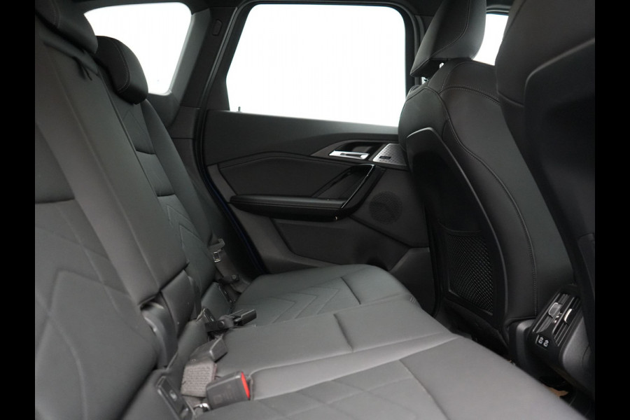 BMW X1 xDrive25e Sportline PHEV 245pk Dealer O.H. | Trekhaak Af Fabriek | Adaptive Cruise | Camera | Harman / Kardon | Lederen Sportstoelen Massage & Memory | Sfeerverlichting | Keyless | Blis | Stoelen & Stuur Verwarmd | Apple Carplay | Plug In Hybrid |