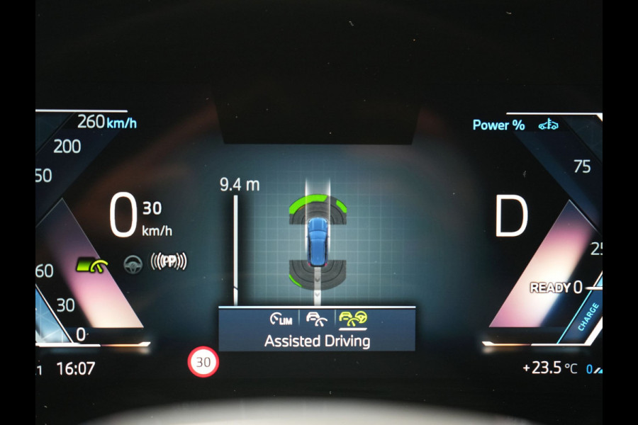 BMW X1 xDrive25e Sportline PHEV 245pk Dealer O.H. | Trekhaak Af Fabriek | Adaptive Cruise | Camera | Harman / Kardon | Lederen Sportstoelen Massage & Memory | Sfeerverlichting | Keyless | Blis | Stoelen & Stuur Verwarmd | Apple Carplay | Plug In Hybrid |