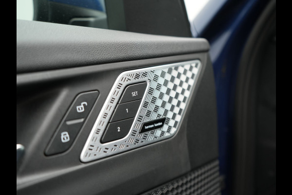 BMW X1 xDrive25e Sportline PHEV 245pk Dealer O.H. | Trekhaak Af Fabriek | Adaptive Cruise | Camera | Harman / Kardon | Lederen Sportstoelen Massage & Memory | Sfeerverlichting | Keyless | Blis | Stoelen & Stuur Verwarmd | Apple Carplay | Plug In Hybrid |