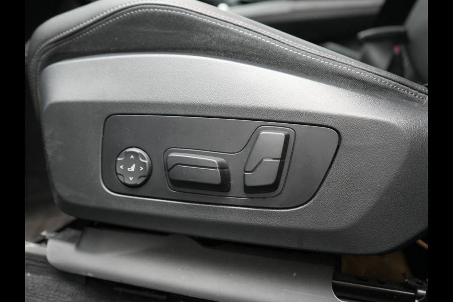 BMW X1 xDrive25e Sportline PHEV 245pk Dealer O.H. | Trekhaak Af Fabriek | Adaptive Cruise | Camera | Harman / Kardon | Lederen Sportstoelen Massage & Memory | Sfeerverlichting | Keyless | Blis | Stoelen & Stuur Verwarmd | Apple Carplay | Plug In Hybrid |