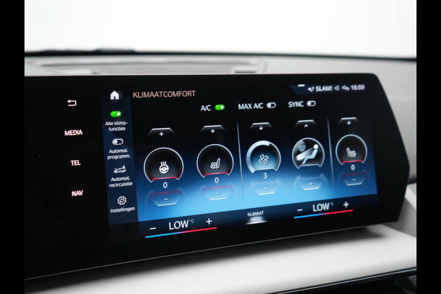 BMW X1 xDrive25e Sportline PHEV 245pk Dealer O.H. | Trekhaak Af Fabriek | Adaptive Cruise | Camera | Harman / Kardon | Lederen Sportstoelen Massage & Memory | Sfeerverlichting | Keyless | Blis | Stoelen & Stuur Verwarmd | Apple Carplay | Plug In Hybrid |