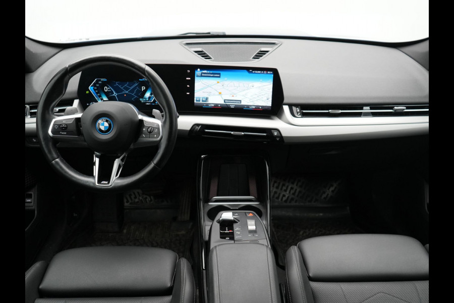 BMW X1 xDrive25e Sportline PHEV 245pk Dealer O.H. | Trekhaak Af Fabriek | Adaptive Cruise | Camera | Harman / Kardon | Lederen Sportstoelen Massage & Memory | Sfeerverlichting | Keyless | Blis | Stoelen & Stuur Verwarmd | Apple Carplay | Plug In Hybrid |