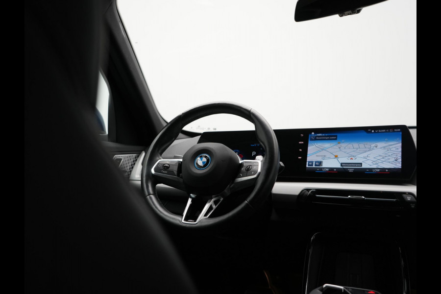 BMW X1 xDrive25e Sportline PHEV 245pk Dealer O.H. | Trekhaak Af Fabriek | Adaptive Cruise | Camera | Harman / Kardon | Lederen Sportstoelen Massage & Memory | Sfeerverlichting | Keyless | Blis | Stoelen & Stuur Verwarmd | Apple Carplay | Plug In Hybrid |