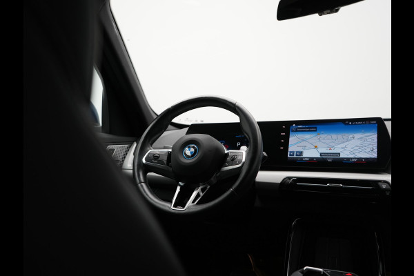 BMW X1 xDrive25e Sportline PHEV 245pk Dealer O.H. | Trekhaak Af Fabriek | Adaptive Cruise | Camera | Harman / Kardon | Lederen Sportstoelen Massage & Memory | Sfeerverlichting | Keyless | Blis | Stoelen & Stuur Verwarmd | Apple Carplay | Plug In Hybrid |