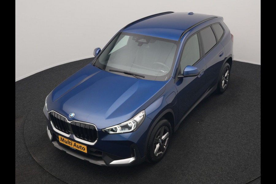BMW X1 xDrive25e Sportline PHEV 245pk Dealer O.H. | Trekhaak Af Fabriek | Adaptive Cruise | Camera | Harman / Kardon | Lederen Sportstoelen Massage & Memory | Sfeerverlichting | Keyless | Blis | Stoelen & Stuur Verwarmd | Apple Carplay | Plug In Hybrid |
