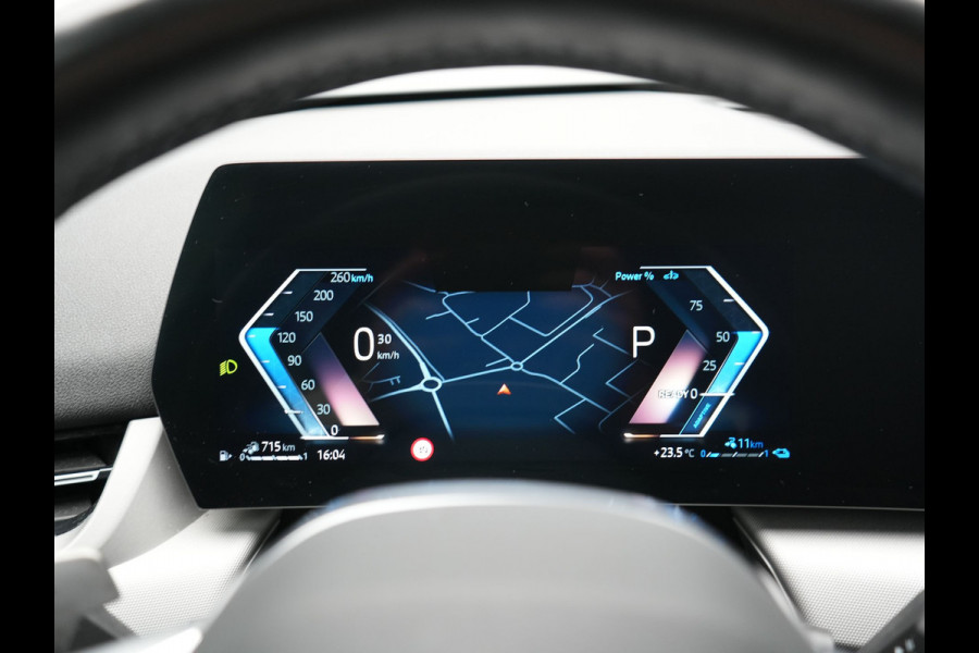 BMW X1 xDrive25e Sportline PHEV 245pk Dealer O.H. | Trekhaak Af Fabriek | Adaptive Cruise | Camera | Harman / Kardon | Lederen Sportstoelen Massage & Memory | Sfeerverlichting | Keyless | Blis | Stoelen & Stuur Verwarmd | Apple Carplay | Plug In Hybrid |