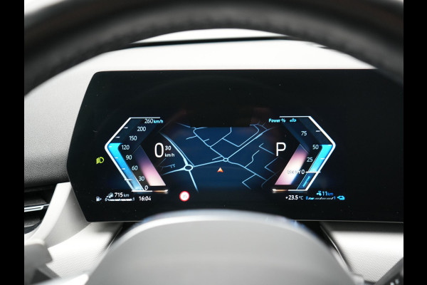 BMW X1 xDrive25e Sportline PHEV 245pk Dealer O.H. | Trekhaak Af Fabriek | Adaptive Cruise | Camera | Harman / Kardon | Lederen Sportstoelen Massage & Memory | Sfeerverlichting | Keyless | Blis | Stoelen & Stuur Verwarmd | Apple Carplay | Plug In Hybrid |