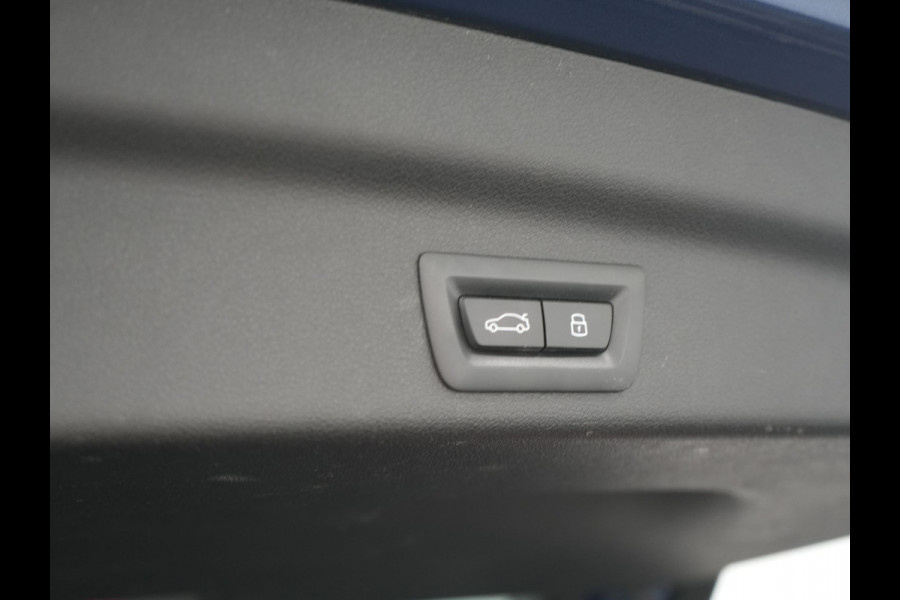 BMW X1 xDrive25e Sportline PHEV 245pk Dealer O.H. | Trekhaak Af Fabriek | Adaptive Cruise | Camera | Harman / Kardon | Lederen Sportstoelen Massage & Memory | Sfeerverlichting | Keyless | Blis | Stoelen & Stuur Verwarmd | Apple Carplay | Plug In Hybrid |