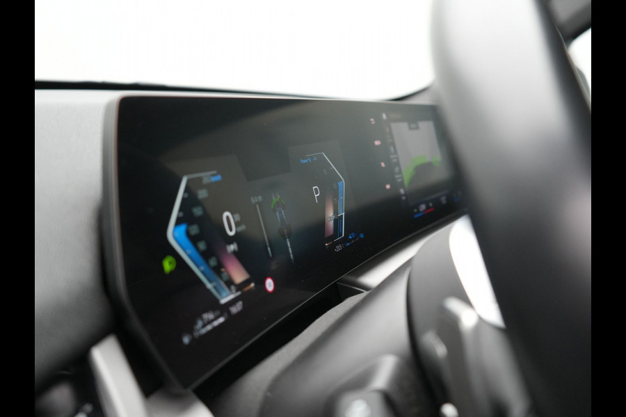 BMW X1 xDrive25e Sportline PHEV 245pk Dealer O.H. | Trekhaak Af Fabriek | Adaptive Cruise | Camera | Harman / Kardon | Lederen Sportstoelen Massage & Memory | Sfeerverlichting | Keyless | Blis | Stoelen & Stuur Verwarmd | Apple Carplay | Plug In Hybrid |