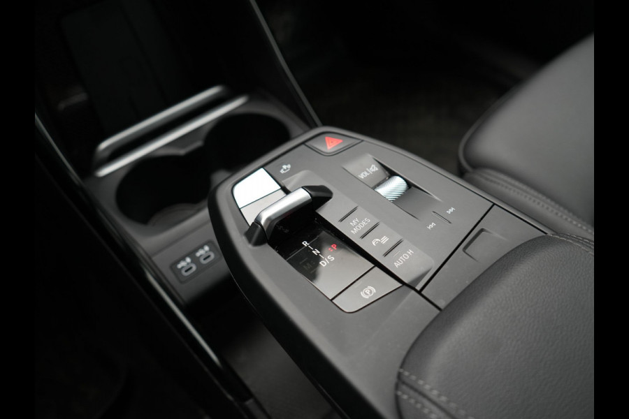 BMW X1 xDrive25e Sportline PHEV 245pk Dealer O.H. | Trekhaak Af Fabriek | Adaptive Cruise | Camera | Harman / Kardon | Lederen Sportstoelen Massage & Memory | Sfeerverlichting | Keyless | Blis | Stoelen & Stuur Verwarmd | Apple Carplay | Plug In Hybrid |
