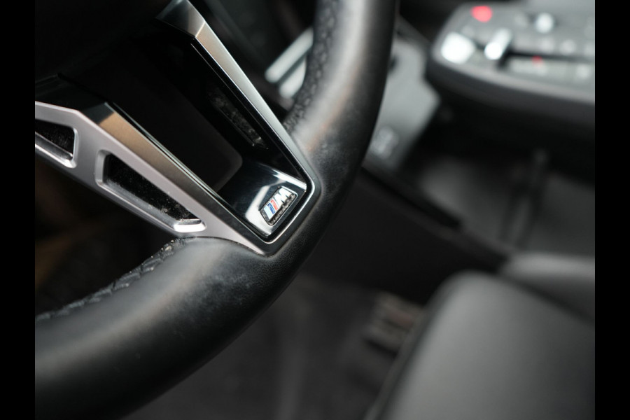 BMW X1 xDrive25e Sportline PHEV 245pk Dealer O.H. | Trekhaak Af Fabriek | Adaptive Cruise | Camera | Harman / Kardon | Lederen Sportstoelen Massage & Memory | Sfeerverlichting | Keyless | Blis | Stoelen & Stuur Verwarmd | Apple Carplay | Plug In Hybrid |