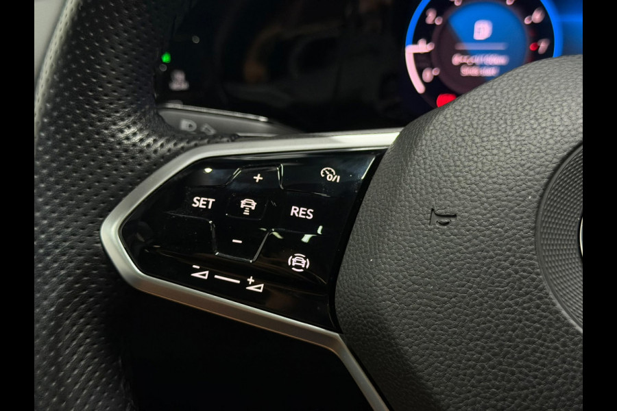 Volkswagen Golf 1.5 eTSI R-Line Business Pano Keyless Trekhaak IQ Camera Sfeerverlichting