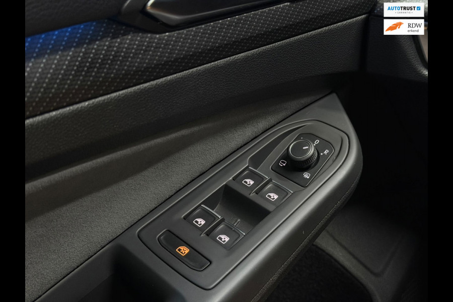 Volkswagen Golf 1.5 eTSI R-Line Business Pano Keyless Trekhaak IQ Camera Sfeerverlichting