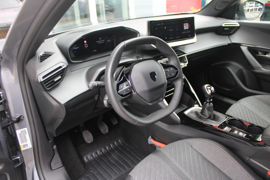 Peugeot 2008 1.2 100PK ALLURE | NAVIGATIE | PARKEERSENSOREN VOOR + ACHTER | KEYLESS ENTRY/START | LICHTMETALEN VELGEN 17" | DRAADLOZE APPLE CARPLAY/ANDROID AUTO | DRAADLOZE TELEFOONLADER | CRUISE CONTROL | DAB + RADIO | LED KOPLAMPEN |
