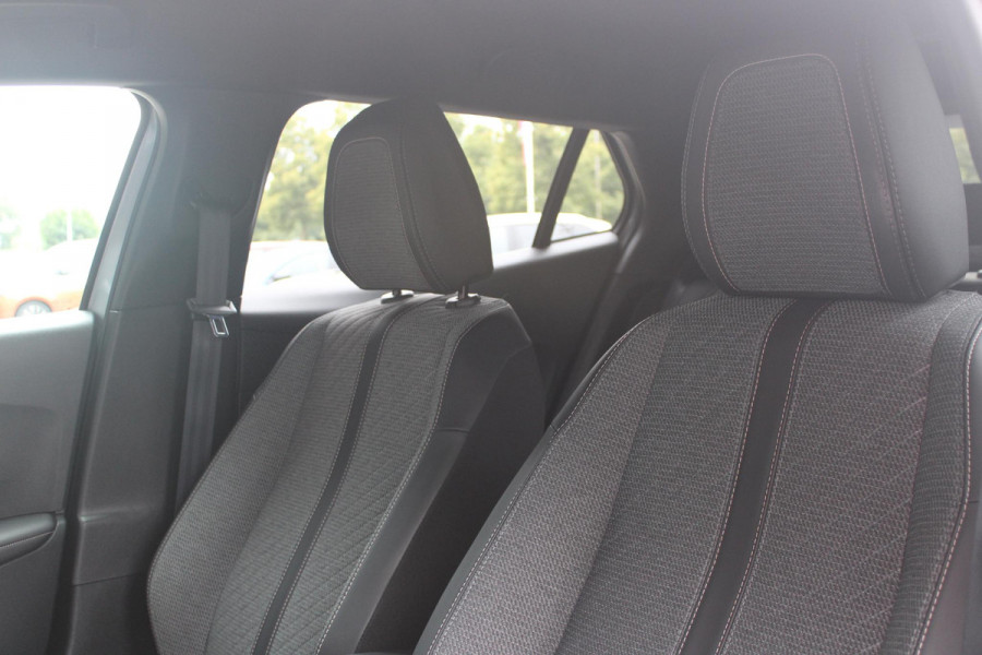 Peugeot 2008 1.2 100PK ALLURE | NAVIGATIE | PARKEERSENSOREN VOOR + ACHTER | KEYLESS ENTRY/START | LICHTMETALEN VELGEN 17" | DRAADLOZE APPLE CARPLAY/ANDROID AUTO | DRAADLOZE TELEFOONLADER | CRUISE CONTROL | DAB + RADIO | LED KOPLAMPEN |