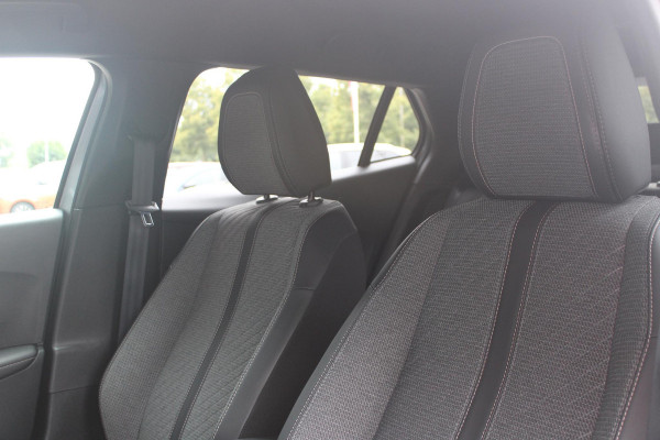 Peugeot 2008 1.2 100PK ALLURE | NAVIGATIE | PARKEERSENSOREN VOOR + ACHTER | KEYLESS ENTRY/START | LICHTMETALEN VELGEN 17" | DRAADLOZE APPLE CARPLAY/ANDROID AUTO | DRAADLOZE TELEFOONLADER | CRUISE CONTROL | DAB + RADIO | LED KOPLAMPEN |