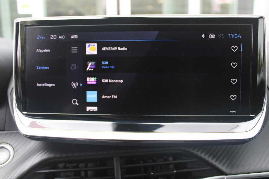 Peugeot 2008 1.2 100PK ALLURE | NAVIGATIE | PARKEERSENSOREN VOOR + ACHTER | KEYLESS ENTRY/START | LICHTMETALEN VELGEN 17" | DRAADLOZE APPLE CARPLAY/ANDROID AUTO | DRAADLOZE TELEFOONLADER | CRUISE CONTROL | DAB + RADIO | LED KOPLAMPEN |