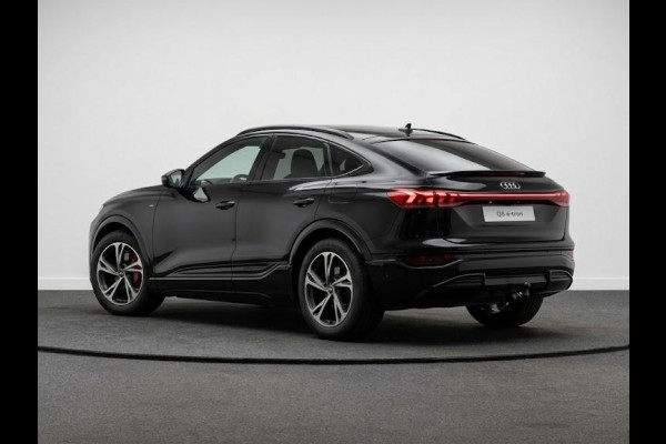 Audi Q6 Sportback e-tron S edition 83Kwh 252 pk | Glazen panoramadak | Exterieurpakket zwart | Trekhaak, mechanisch draaibaar | S line zwart leder-kunstleder |