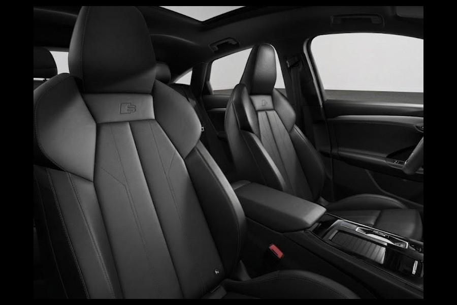 Audi Q6 Sportback e-tron S edition 83Kwh 252 pk | Glazen panoramadak | Exterieurpakket zwart | Trekhaak, mechanisch draaibaar | S line zwart leder-kunstleder |