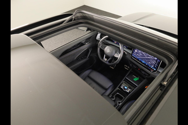 Volkswagen Tayron 1.5 eHybrid R-Line Edition 272 pk Automaat (DSG) | Verlengde garantie | Navigatie | Panoramadak | Trekhaak (wegklapbaar) | Parkeersensoren (Park assist) | Rondomzicht camera | Lederen bekleding | Stoelverwarming/ventilatie | R-Line |